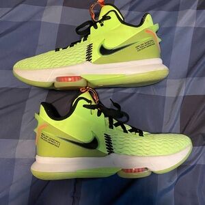 Nike Lebron Witness 5 basketball shoe